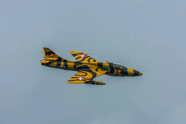 Avión Chorro Naranja Cielo Gris Espectáculo Aéreo Verano —  Fotos de Stock