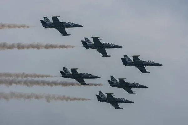 航空ショーで6機の戦闘機が空を飛ぶ — ストック写真
