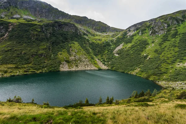 Hermoso Lago Montaña Una Cordillera Verde Durante Senderismo — Foto de Stock