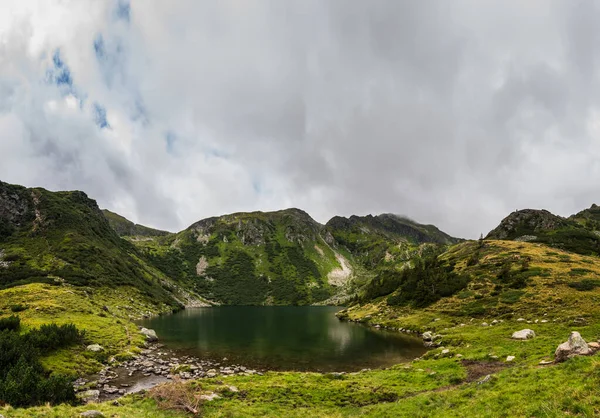 Schöner Bergsee Grüner Landschaft Mit Panoramablick — Stockfoto