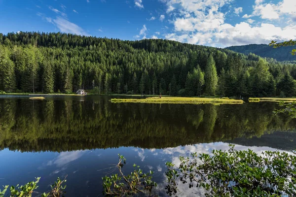 Helder Bergmeer Met Reflectie Van Wolken Blauwe Lucht — Stockfoto