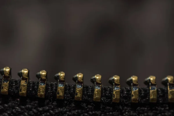 Reißverschluss Detailansicht Aus Einem Schlauch Mit Schwarzem Hintergrund — Stockfoto