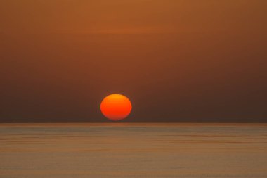 Yaz tatilinde Mısır 'da denizde kırmızı gün doğumu