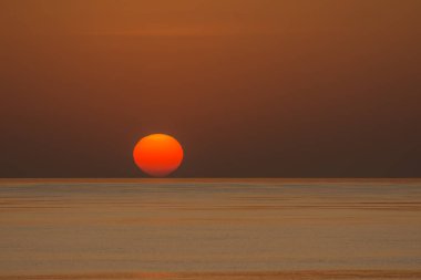 Mısır 'da yaz tatilinde denizin kızıl gündoğumu
