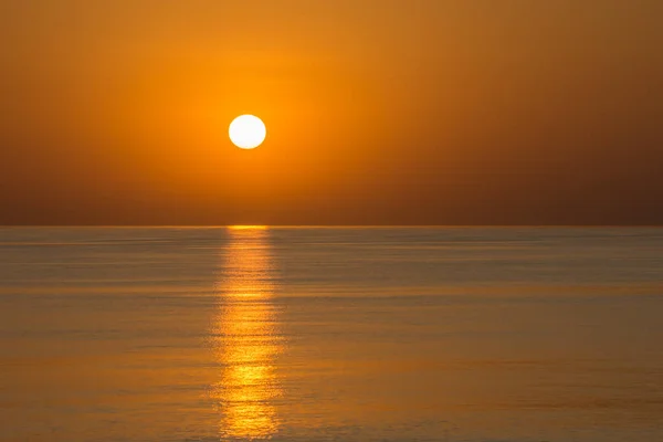 Mooie Zonsopgang Met Reflectie Rustig Water Aan Zee Zomer — Stockfoto