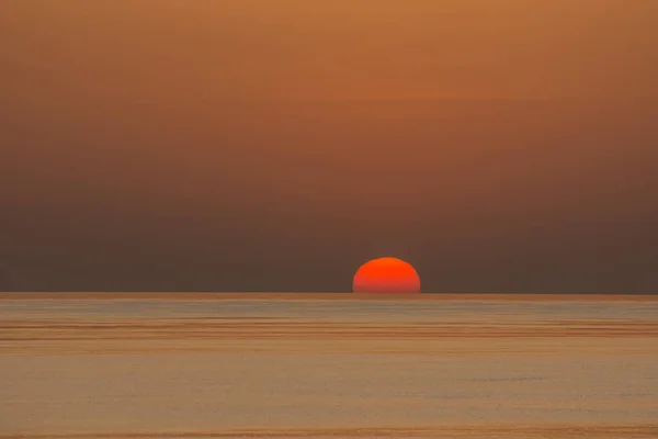 Röd Sol Vid Horisonten Från Havet Semester — Stockfoto