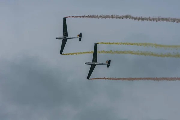 Dos Planeadores Entre Ellos Con Humo Colorido Cielo — Foto de Stock