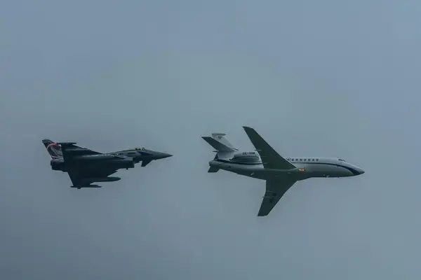 夏の航空ショー中に戦闘機と飛行機を追跡し — ストック写真