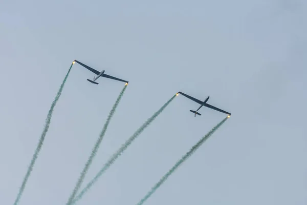 Deux Planeurs Avec Fumée Verte Sur Ciel — Photo