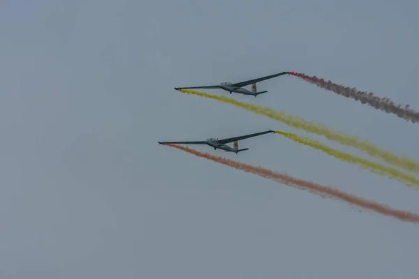 Dos Planeadores Lado Lado Con Humo Colorido Cielo —  Fotos de Stock