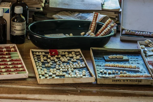 Muitos Implantes Des Técnico Odontológico Uma Casa Abandonada — Fotografia de Stock