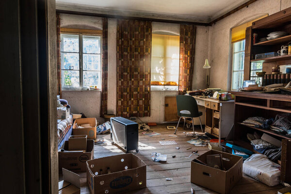 много различных объектов в комнате от зубного техника