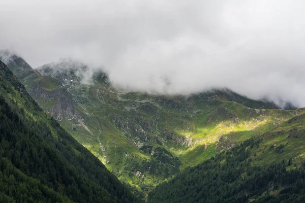 Глибокі Білі Хмари Зелених Горах — стокове фото