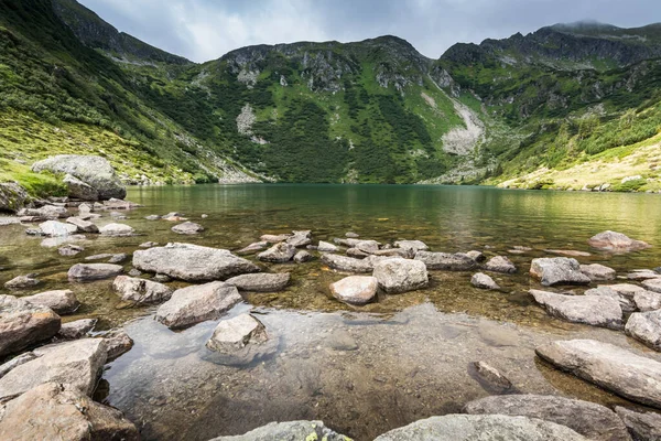 Steine Klaren Wasser Eines Bergsees Sommer — Stockfoto