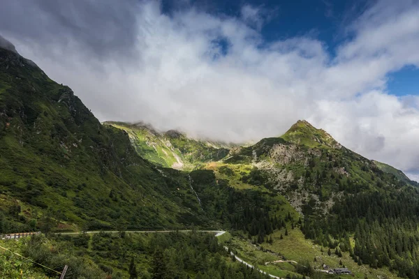 Вулиця Зеленому Гірському Перевалі Хмарами Небі — стокове фото