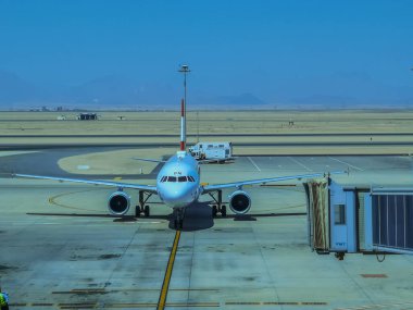 Avustralya Havayolları uçağı havaalanındaki Aerobridge 'e gidiyor.