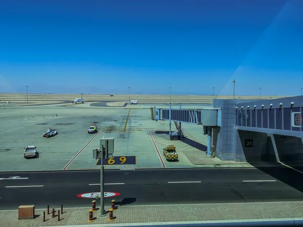 Widok Przez Okno Lotnisku Wakacjach — Zdjęcie stockowe