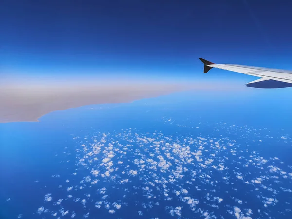 Vista Para Mar Azul Com Nuvens Horizonte Voo — Fotografia de Stock