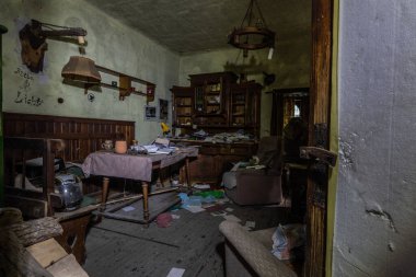 Eski terk edilmiş bir odada bir avcının evinde nesneler vardı.