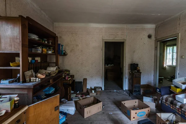 Habitación Abandonada Con Objetos Antiguos Una Casa — Foto de Stock
