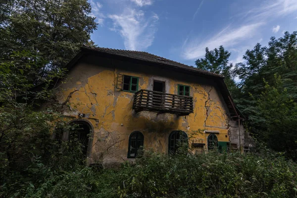 Bir Sürü Çatlağı Olan Terk Edilmiş Sarı Bir — Stok fotoğraf