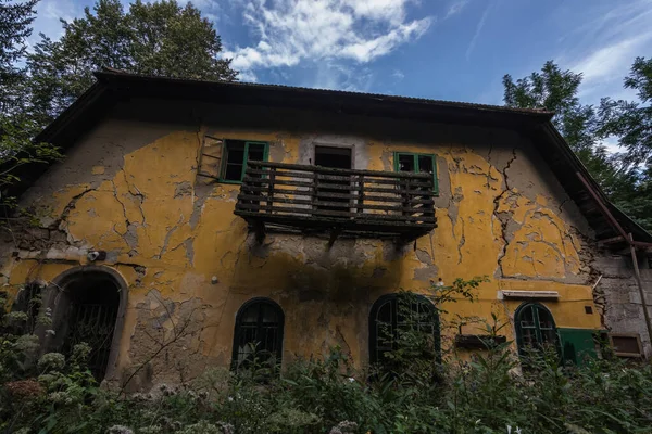 Ormanda Balkonu Olan Terk Edilmiş Sarı Bir — Stok fotoğraf