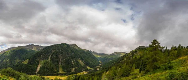 Красиві Зелені Пагорби Хмари Під Час Пішохідного Панорамного Вигляду — стокове фото