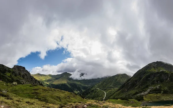 Nuvens Chuva Céu Azul Enquanto Caminhando Nas Montanhas Férias — Fotografia de Stock