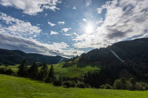 Raios Sol Céu Com Uma Paisagem Verde Verão — Fotografia de Stock