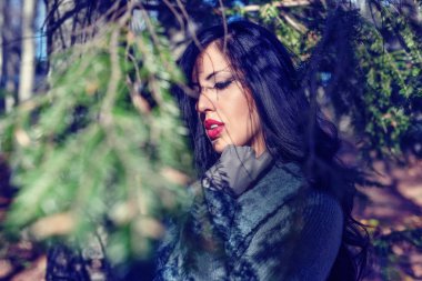 Ormandaki genç bir kadının yaratıcı portresi