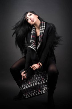 stüdyoda poz çantalı kız moda