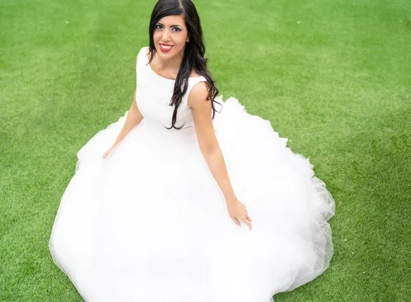 Portrait Of Happy Bride Sitting On The Grass — Stock Photo, Image