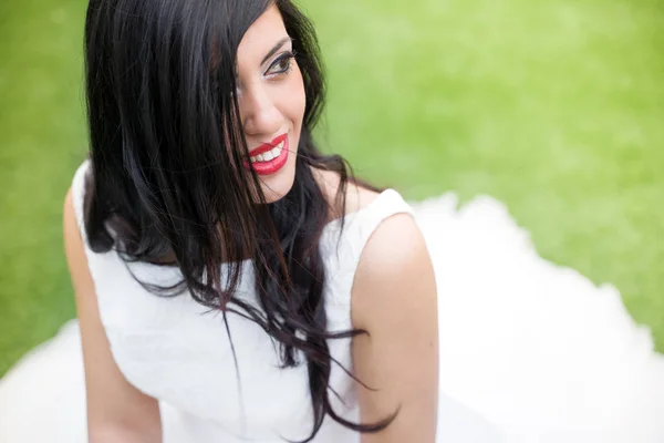 Portrait Of Beautiful Happy Bride Sitting On The Grass — Stock Photo, Image