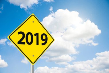 Yol işareti mavi gökyüzü 2019 üç boyutlu render yeni yıl 2019, 3d çizim temsil eder.