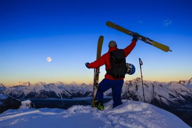 Güzel kış kar Mt Fort swiss ünlü dağlarının muhteşem alacakaranlıkta manzaralı Kayak. Matterhorn ve Dent d'Herens. Grand Desert buzulun ön planda.