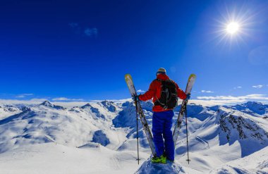 Fransa güzel kış karda swiss ünlü dağlarının muhteşem manzaralı Kayak