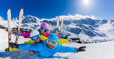 Mutlu bir aile dağlarda kış tatilinin tadını çıkarıyor Val Thorens, 3 vadi, Fransa. Yüksek dağlarda kar ve güneşle oynamak. Kış tatili.