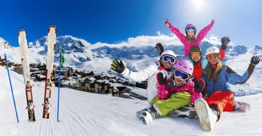Mutlu bir aile kış tatil Kayak Merkezi içinde zevk. Kar ile yüksek dağlar güneşte oynarken. Kış tatili 3 Vallees, Val Thorens, Fransa. 