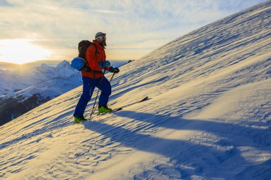 Güzel kış kar Mt Fort swiss ünlü dağlarının muhteşem manzaralı Kayak Ekipmanı. Skituring, backcountry taze toz karda kayak.