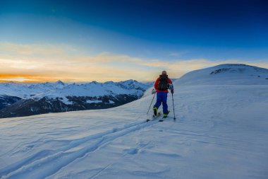 Güzel kış kar Mt Fort swiss ünlü dağlarının muhteşem manzaralı Kayak Ekipmanı. Skituring, backcountry taze toz karda kayak.