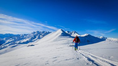 Güzel kış kar Mt Fort swiss ünlü dağlarının muhteşem manzaralı Kayak Ekipmanı. Skituring, backcountry taze toz karda kayak.