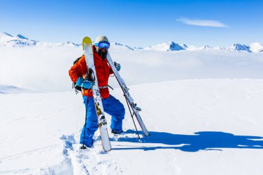 Kış mevsiminde kayak, dağlarda ve kayak turu yapan adam güneşli bir günde Fransa 'da, bulutların üstünde Alpler