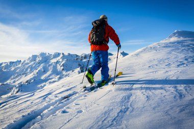 Güzel kış kar Mt Fort swiss ünlü dağlarının muhteşem manzaralı Kayak Ekipmanı. Skituring, backcountry taze toz karda kayak.