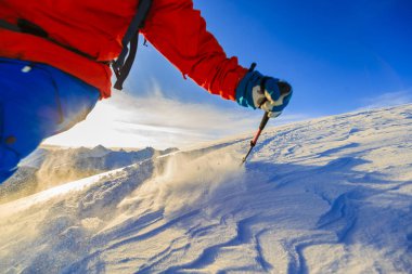 İsviçre 'nin ünlü dağlarının muhteşem manzarasıyla kayak yapmak. Güzel kar dağı kalesinde. Madde boynuzu ve Dent d 'Herens. Önde Büyük Çöl Buzulu..