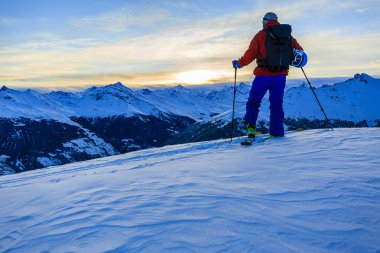 Güzel kış kar Mt Fort swiss ünlü dağlarının muhteşem manzaralı Kayak Ekipmanı. Skituring, backcountry taze toz karda kayak.