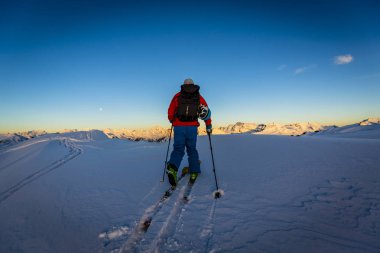 Güzel kış kar Mt Fort swiss ünlü dağlarının muhteşem manzaralı Kayak Ekipmanı. Skituring, backcountry taze toz karda kayak.