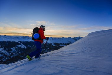 Güzel kış kar Mt Fort swiss ünlü dağlarının muhteşem manzaralı Kayak Ekipmanı. Skituring, backcountry taze toz karda kayak.