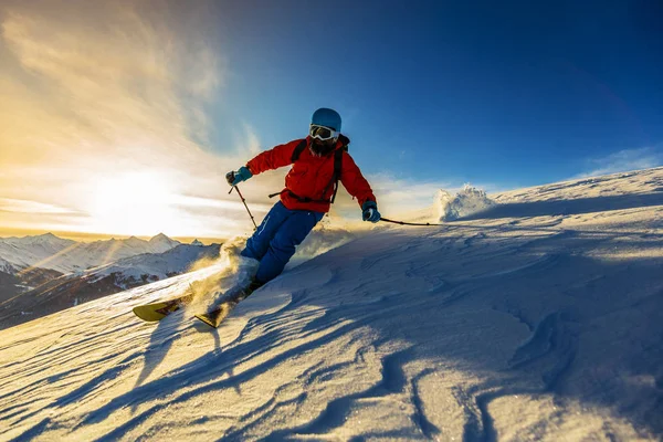 İsviçre 'nin ünlü dağlarının muhteşem manzarasıyla kayak yapmak. Güzel kar dağı kalesinde. Madde boynuzu ve Dent d 'Herens. Önde Büyük Çöl Buzulu..