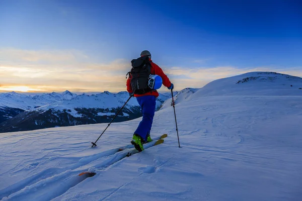 Narty Niesamowitym Widokiem Swiss Słynnej Góry Piękny Zimą Śnieg Dolin — Zdjęcie stockowe