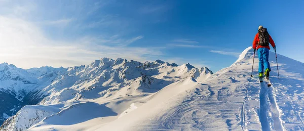 Skidåkning Med Fantastisk Utsikt Över Schweiziska Berömda Berg Vacker Vinter — Stockfoto